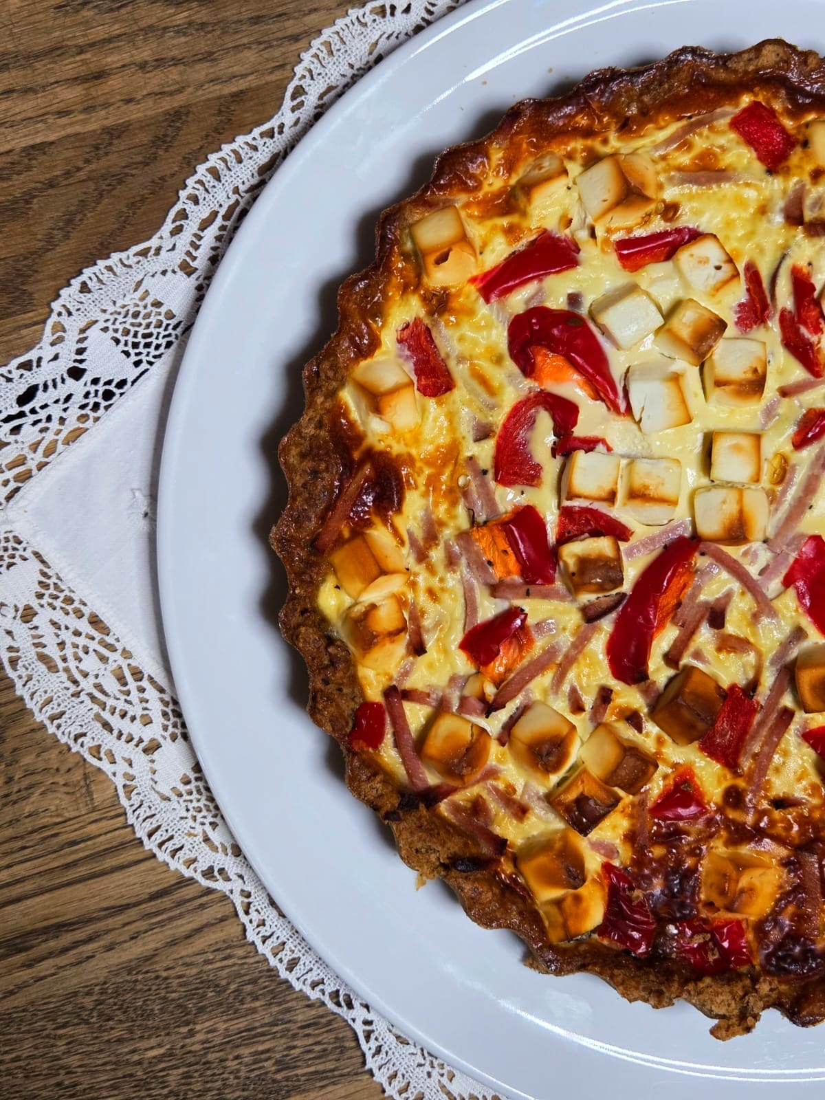 Kinkku-feta-paprika piirakka