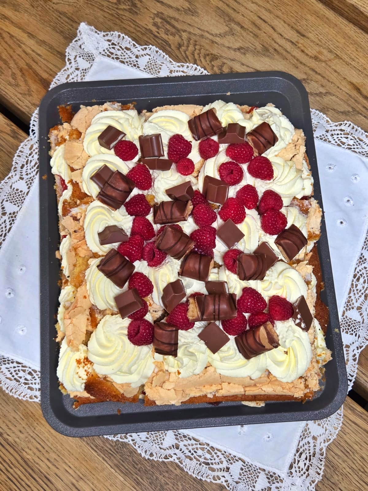 Kinder-vadelma britakakku