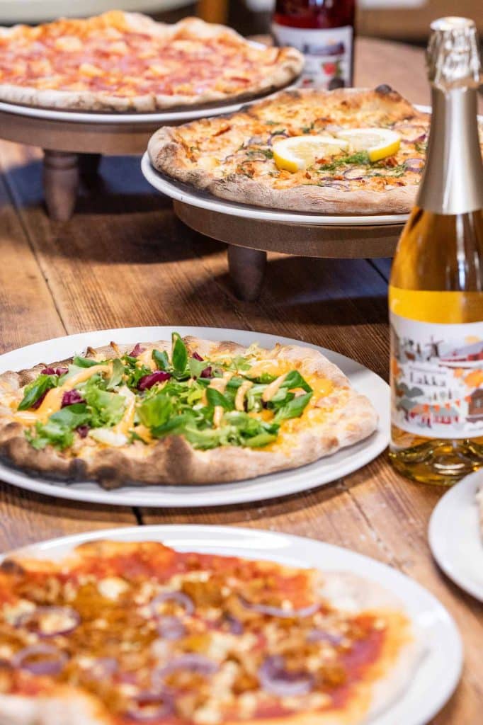 Pizzajauholla saat rapean ja ilmavan pizzapohjan. Kuvassa pizzoja Villa Vinon kesäkaffilalta.