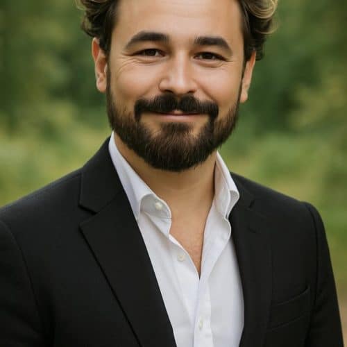 Tangokuningas Amadeus Lundberg hymyilee ja katsoo kameraan, pukeutuneena tyylikkääseen esiintymisasuun.