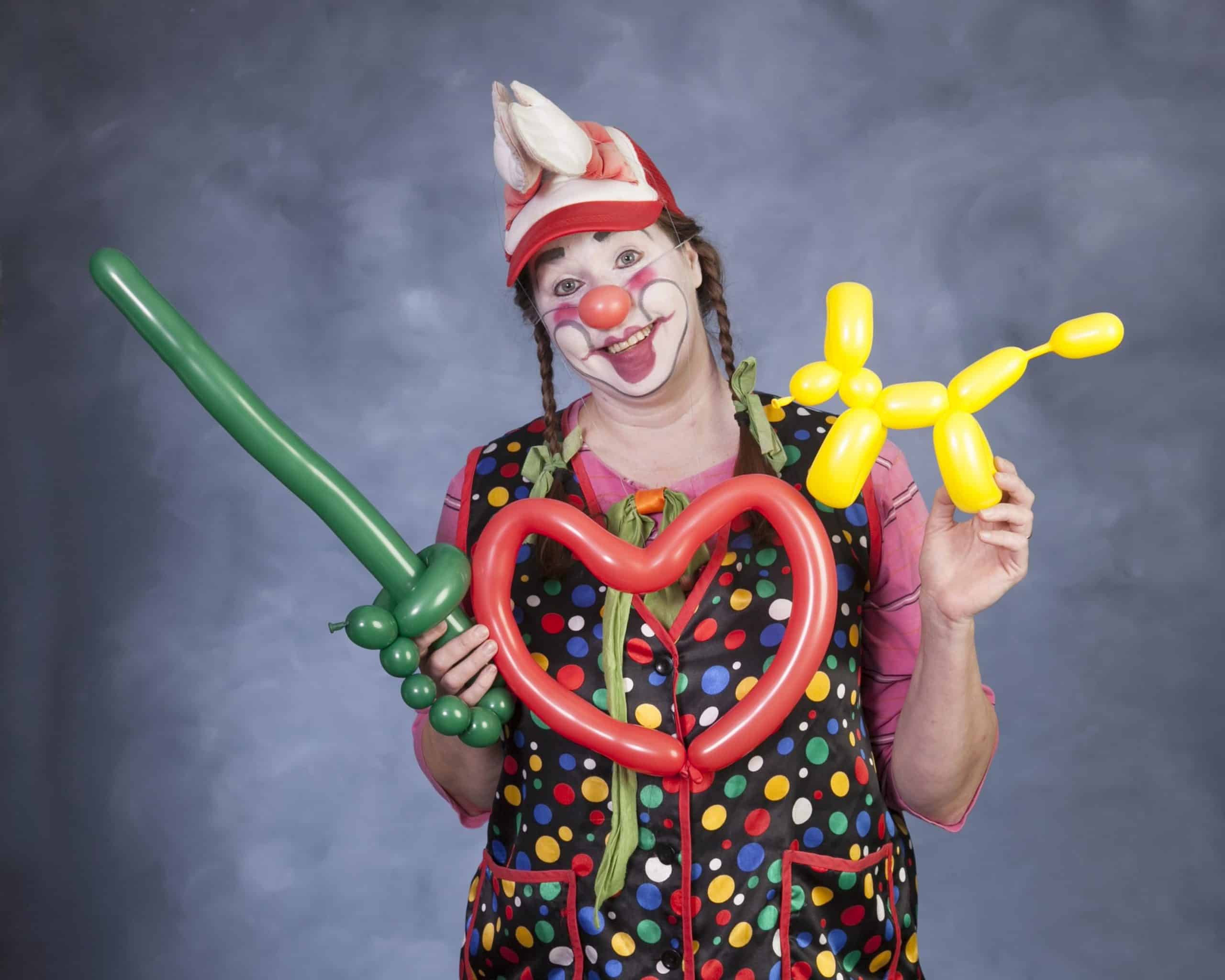 Riesapelle taiteilee taikailmapallojen kanssa