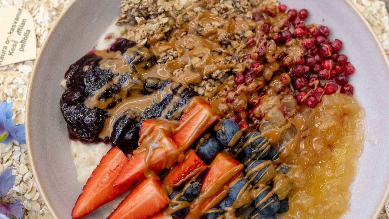 Puurobuffet Villa Vinon Kesäkaffilalla Ylöjärvellä – pitkään haudutettua puuroa ja runsaat täytteet Näsijärven maisemissa